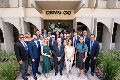 Diretoria do CRMV-GO e do CFMV e presidentes de alguns regionais na entrada da sede do CRMV-GO